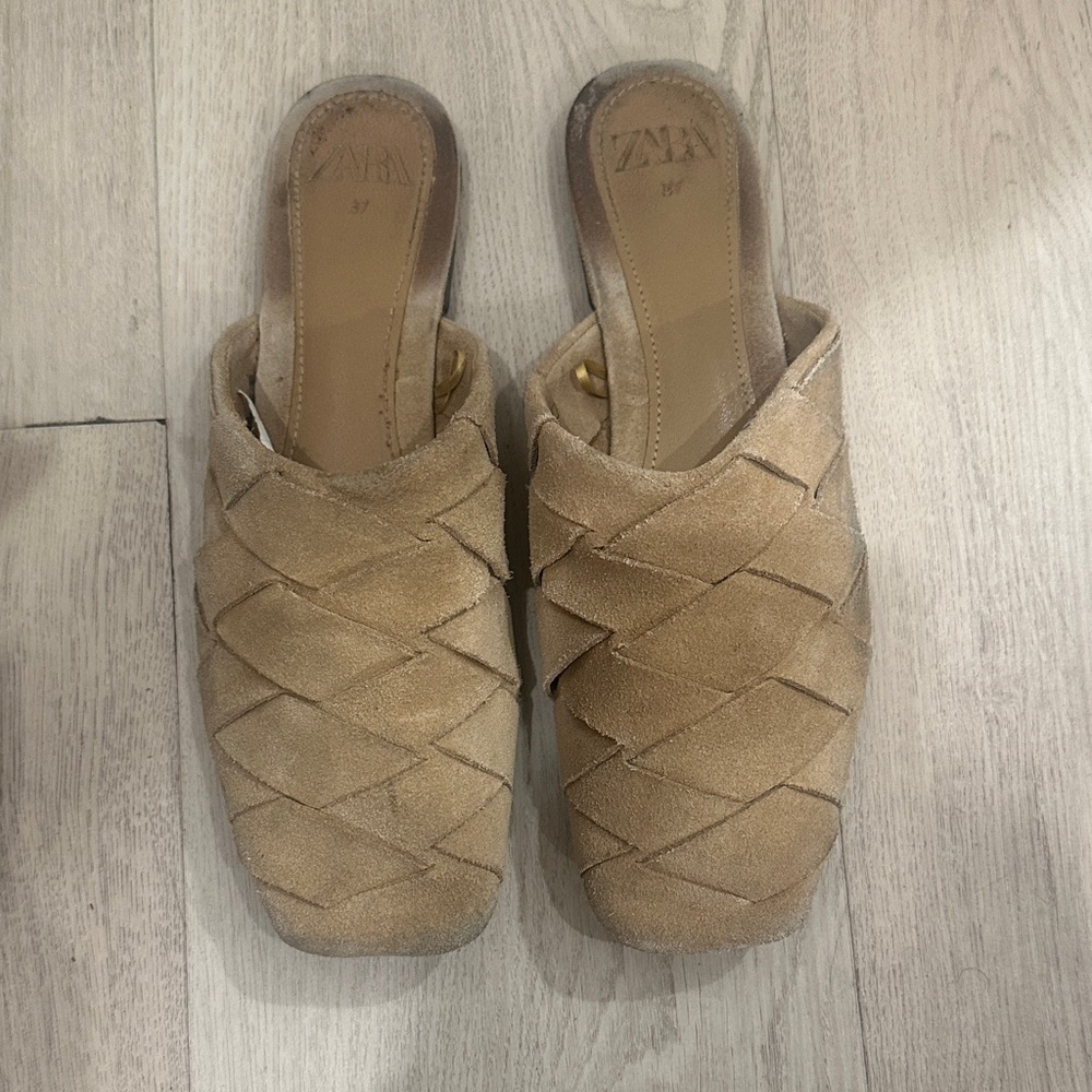 Zara Women's leather Beige Woven Mules